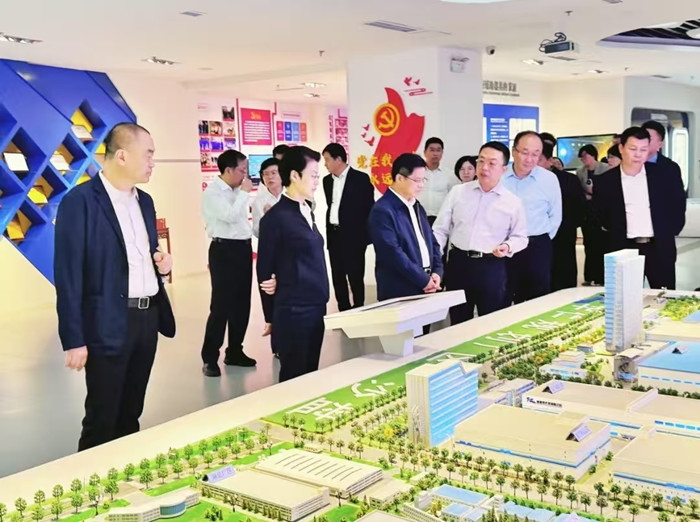 2024年10月17日，国家药品监督管理局副局长雷平同志、山东省副省长王桂英、山东省药品监督管理局局长李涛一行，在青岛市相关部门领导陪同下莅临asiagame药业调研指导。